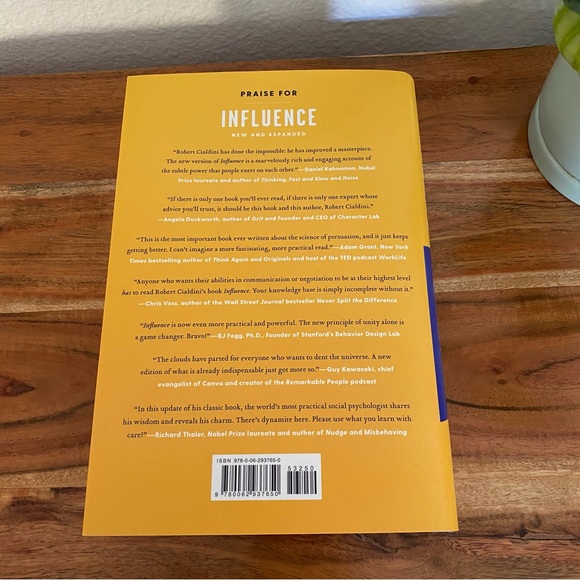Influence: The Psychology of Persuasion by Robert B. Cialdini, Hardcover - Picture 3 of 7